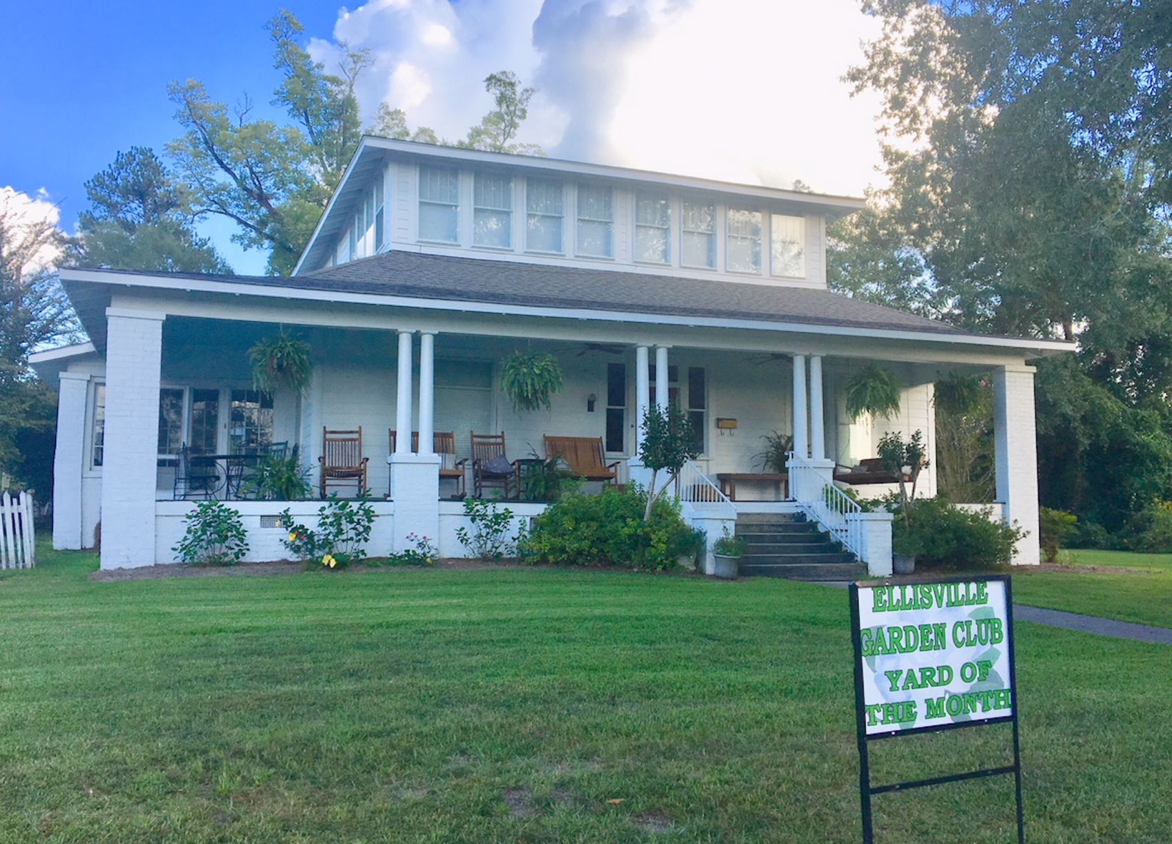 Ellisville Garden Club Yard of the Month